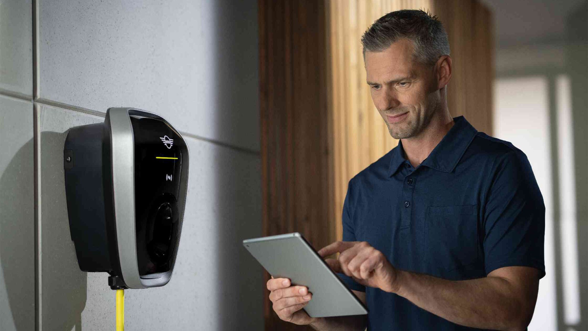 Bir MINI Yetkili Satıcının dışında duran siyah renkte MINI Cooper Electric S, yanında yeşil renkte bir MINI Cooper 3 kapı, gümüş renginde MINI 5 kapı, siyah renkte MINI JCW ile birlikte, önden görünüm. 